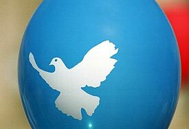 Friedenstaube auf einem Luftballon der Friedensbewegung.