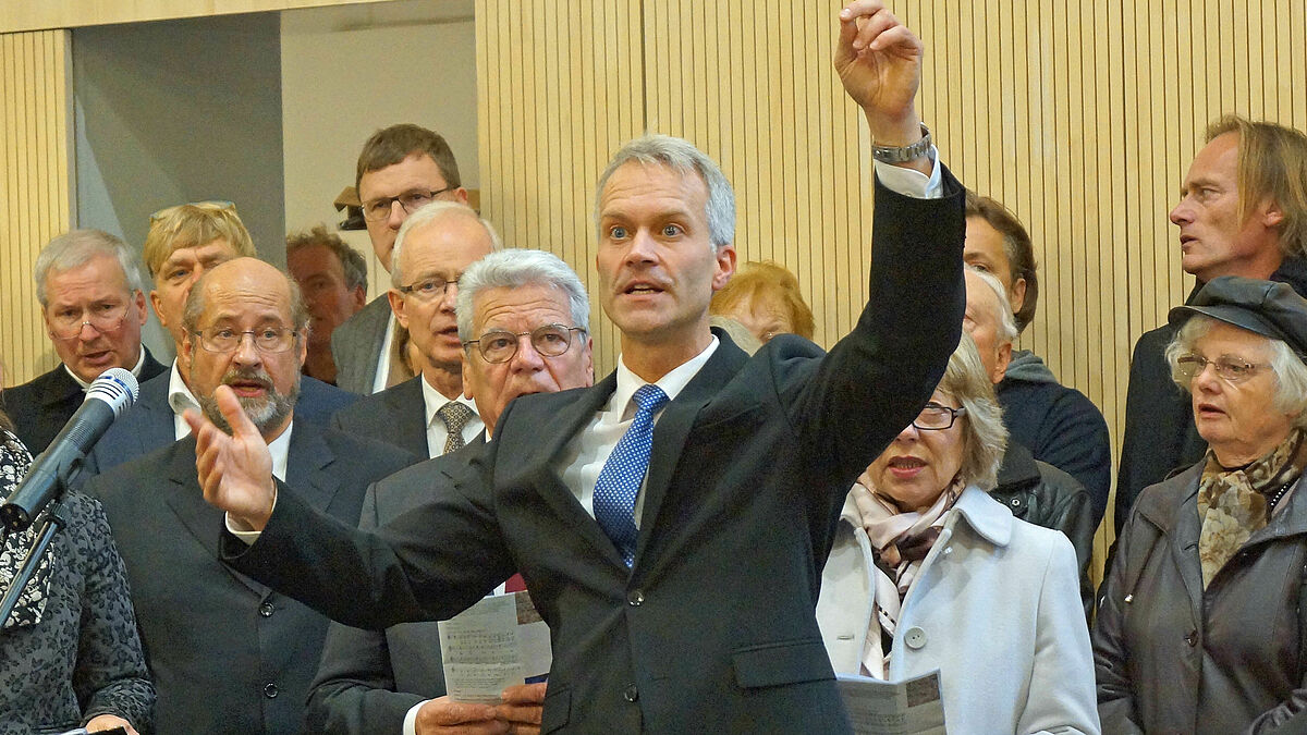 Markus Johannes Langer dirigiert im Oktober 2016 bei der Einweihung des GemeindeChorHaus der St. Johanniskirchengemeinde Rostock.