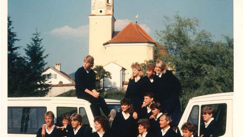 Amerikanische Jugendliche mit ihrem Handglockenchor auf Deutschlandtournee im Jahr 1986.