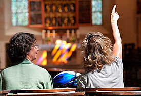 "Guck mal, da oben!" – zwei Besucherinnen bestaunen die Radwegekirche Loccum im Landkreis Nienburg/Weser in Niedersachsen