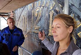 Metallrestauratorin Sylvia Morgenstern (rechts) und Udo Griwahn von der Grimmer Firma für Turmuhren- und Läuteanlagenbau vor dem westlichen Ziffernblatt der Greifswalder Dom-Uhr