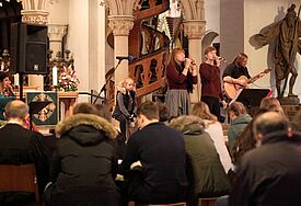 Die Jugendband der Ev. Jugend Schleswig musiziert beim Buß- und Bettagsgottesdienst im St. Petri-Dom zu Schleswig