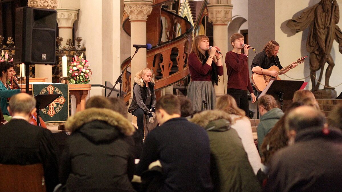 Buß- und Bettagsgottesdienst mit mehr als 400 Jugendlichen im St. Petri-Dom zu Schleswig; Predigt Bischof Magaard