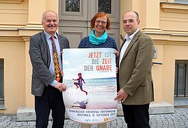Ökumenepastor Matthias Tuve (v.l.), Barbara Schlicht (Referentin für die Arbeit mit Kindern) und Frank Hoffmann (Propst der katholischen Kirche in Vorpommern) laden  zum 3. Ökumenischen Kirchentag nach Greifswald ein. 