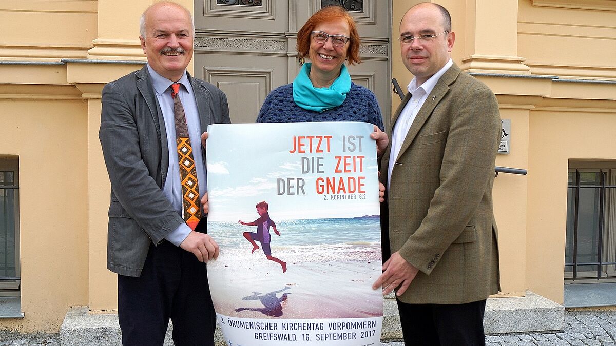Ökumenepastor Matthias Tuve (v.l.), Barbara Schlicht (Referentin für die Arbeit mit Kindern) und Frank Hoffmann (Propst der katholischen Kirche in Vorpommern) laden  zum 3. Ökumenischen Kirchentag nach Greifswald ein. 