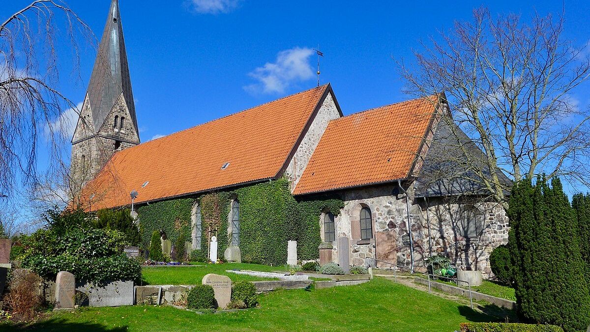 Blick auf die Kirche in Borby bei Eckernförde