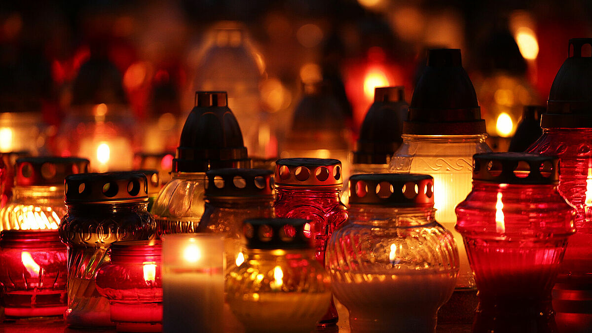 Am 10. Dezember geht eine Lichterkette um die Erde. Sie symbolisiert: Kein Kind ist vergessen. Es lebt durch das Licht weiter. 