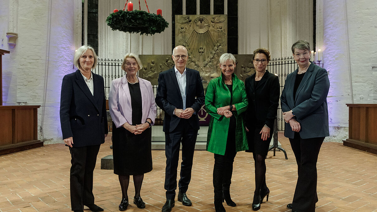 Trafen sich zum Adventsempfang: Dr. Ulrike Murmann, Pröpstin und Hauptpastorin St. Katharinen, Ulrike Hillmann, Präses der Landessynode, Dr. Peter Tschentscher, Erster Bürgermeister der Freien und Hansestadt Hamburg, Bischöfin Kirsten Fehrs, Carola Veit, Präsidentin der Hamburgischen Bürgerschaft und Landesbischöfin Kristina Kühnbaum-Schmidt (v.l.n.r.).