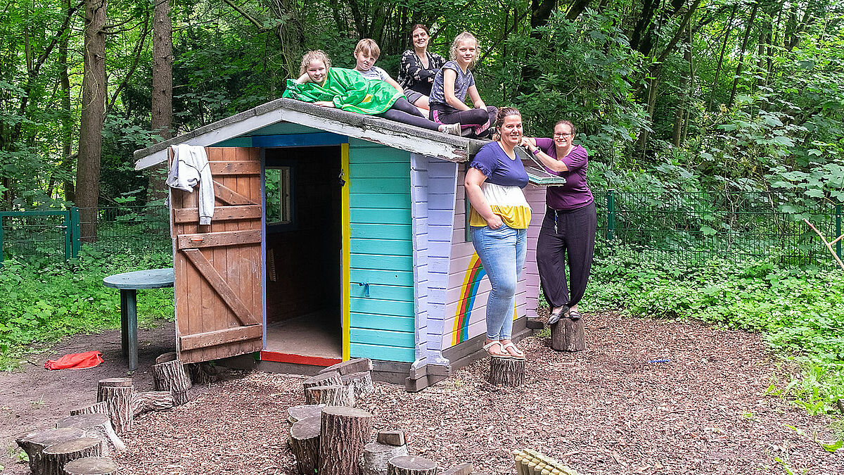 Das Spielhaus im Garten der Kita Vicelin in Neumünster sieht aus wie neu. Jetzt fehlen nur noch Blumen und Möbel, um es ganz gemütlich zu machen.