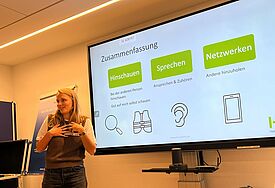 Frau vor Whiteboard mit Beschriftung