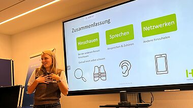 Frau vor Whiteboard mit Beschriftung