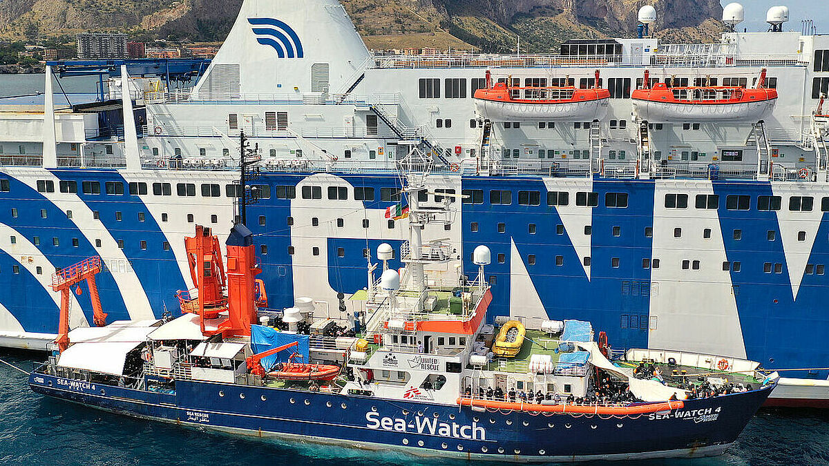Das Rettungsschiff "Sea-Watch 4" hat am Mittwochnachmittag (2.9.2020) den Hafen von Palermo erreicht. Die mehr als 350 Geretteten müssen für zwei Wochen auf ein Quarantäneschiff umsteigen, bevor sie an Land dürfen.