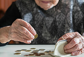 Seniorin mit offenem Portemonnaie