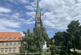 Am Schleswiger Dom wird das Gerüst wieder abgebaut und der sanierte Turm kommt zum Vorschein.