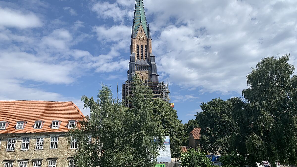 Am Schleswiger Dom wird das Gerüst wieder abgebaut und der sanierte Turm kommt zum Vorschein.