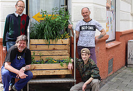 Langzeitarbeitslose verschönern in ihrem Projekt "Erst die Arbeit" den Stadtteil Kiel-Gaarden mit Blumenkästen.