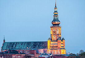 Der Dom thront über der Stadt zur blauen Stunde