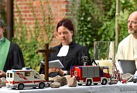 Der improvisierte Altar, im Hintergrund von links nach rechts: Pastor Hieber, Pastorin Warnemünde und Pastor Noll.