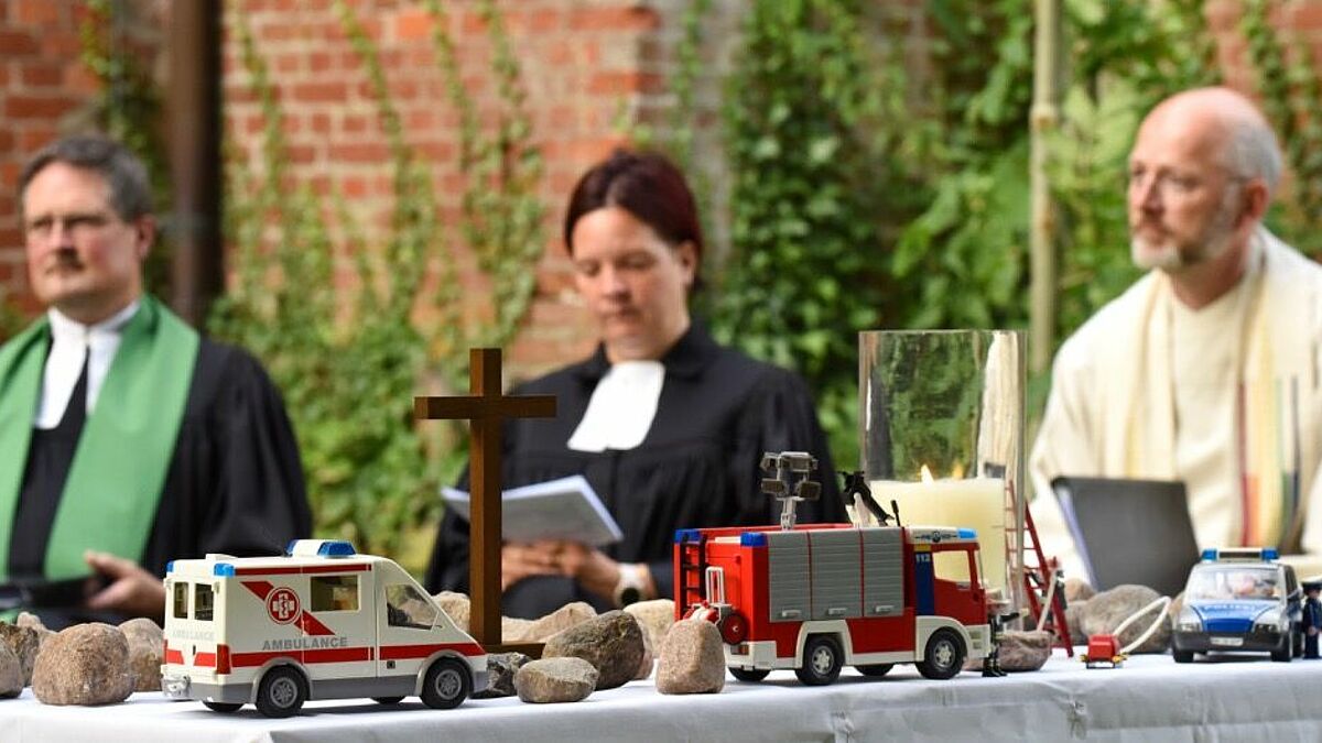 Der improvisierte Altar, im Hintergrund von links nach rechts: Pastor Hieber, Pastorin Warnemünde und Pastor Noll.