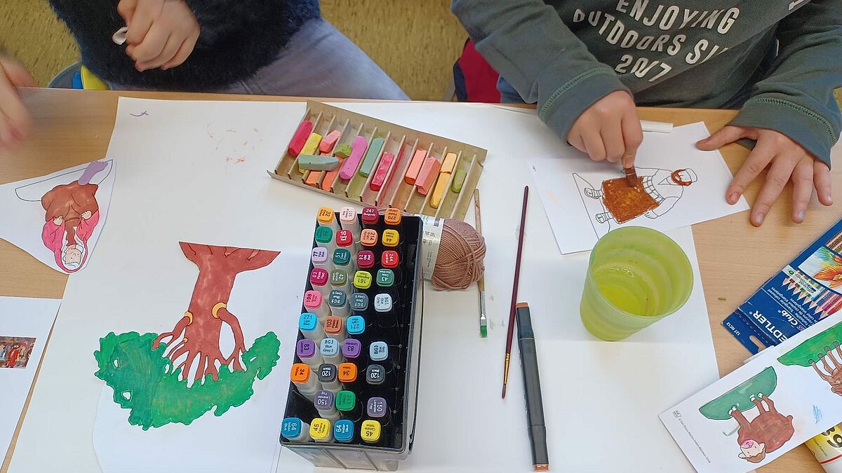 Die Kinder sind mit viele Liebe und Feuereifer dabei, um den Kalender fertigzustellen. 