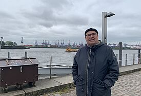 Seemannspastor Götz-Volkmar Neitzel am Cruiseterminal Altona. 