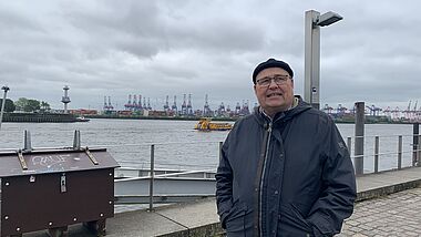 Seemannspastor Götz-Volkmar Neitzel am Cruiseterminal Altona. 