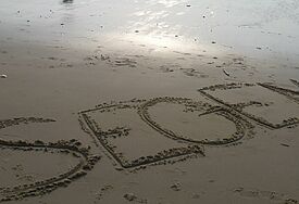 Das Wort "Segen" wurde am Strand der Elbe in Hamburg in den Sand geschrieben.