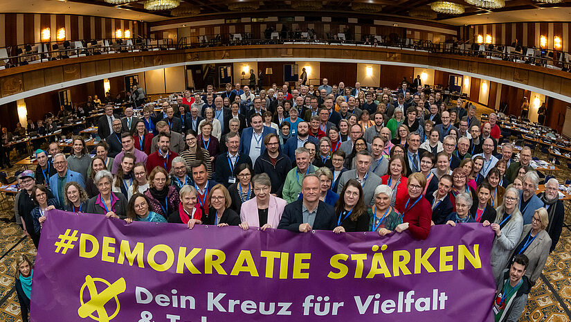 Synodale vor Banner Demokratie stärken auf Tag 1 der Landessynode Februar 2025