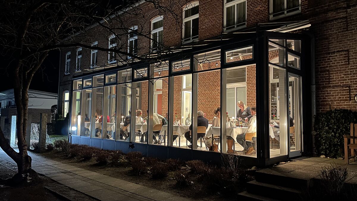 Zweiertische waren für die Gäste des Valentins-Menü im einladenden Wintergarten des Christian Jensen Kollegs eingedeckt worden. 