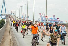 Teilnehmer der Fahrradsternfahrt 2018 auf der Hamburger Köhlbrandbrücke