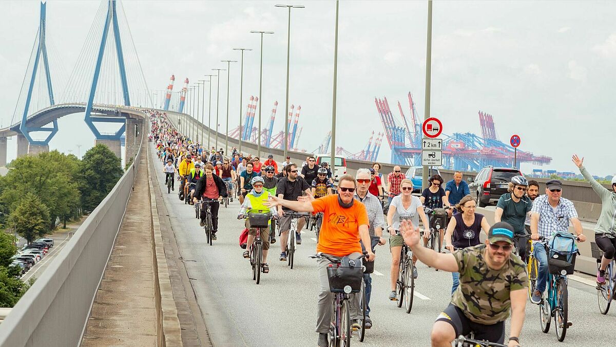 Teilnehmer der Fahrradsternfahrt 2018 auf der Hamburger Köhlbrandbrücke