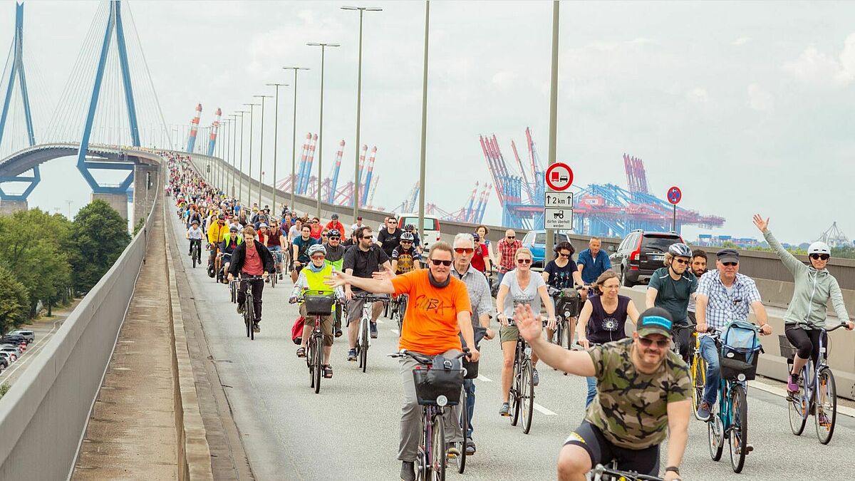 Teilnehmer der Fahrradsternfahrt 2018 auf der Hamburger Köhlbrandbrücke
