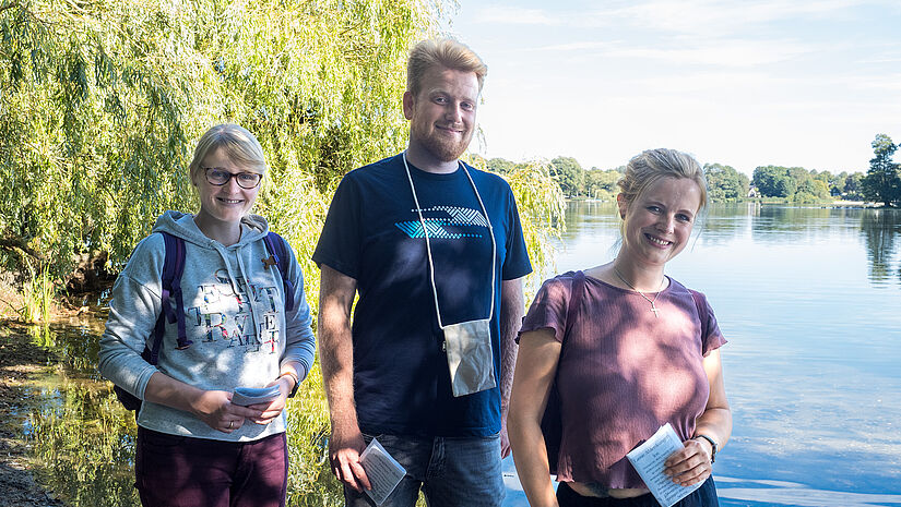 Die Vikare Helen Boldt, Malte Parlow, Linda Moser (von links) sind gespannt, wer an dem neuen Pilgerangebot und um den Bordesholmer See teilnimmt. 