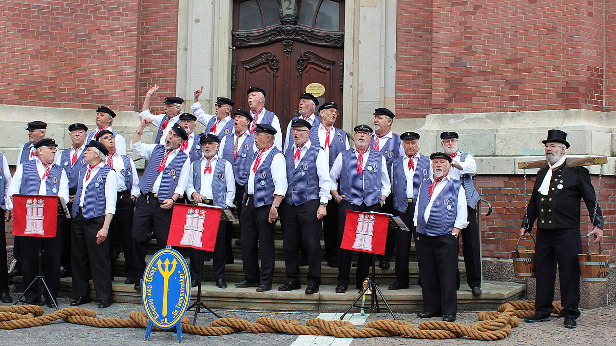 Der Hamburger Shanty-Chor "De Tampentrekker" sorgte für Musik im Eröffnungsgottesdienst zum Hafengeburtstag.