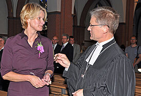 Propst Thomas Lienau-Becker übergibt einen Bronzeengel an Oberbürgermeisterin Susanne Gaschke
