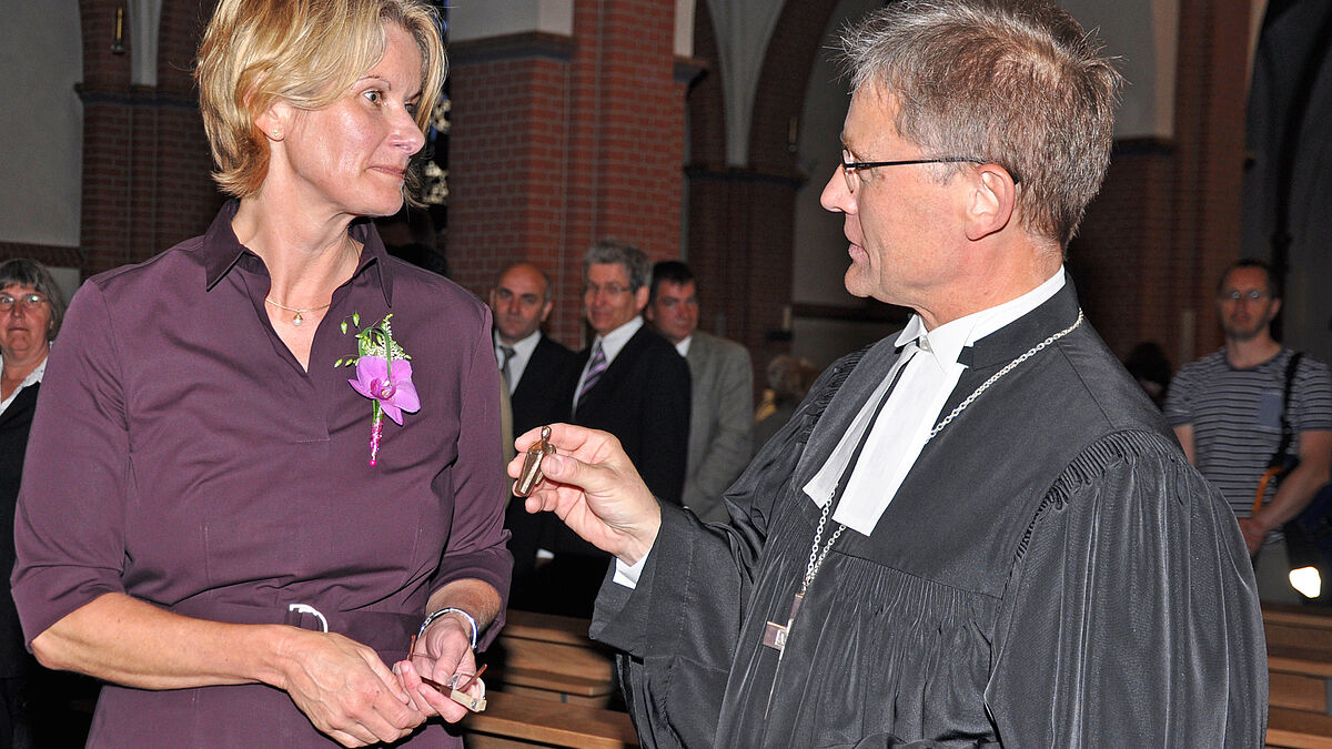 Propst Thomas Lienau-Becker übergibt einen Bronzeengel an Oberbürgermeisterin Susanne Gaschke