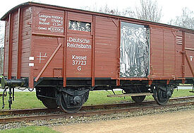 Eisenbahnwagon der Deutschen Reichbahn, mit dem Gefangene transportiert wurden, auf dem Gelände des Konzentrationslagers Neuengamme
