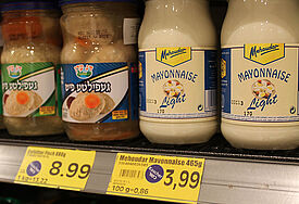 Im Edeka-Supermarkt an der Grindelallee werden koschere Produkte durch einen Aufkleber auf dem Preisschild gekennzeichnet