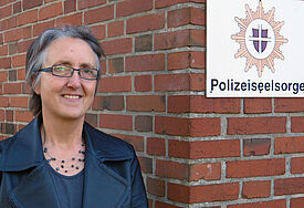 Polizeiseelsorgerin Susanne Hansen. Das Wappen der Polizeiseelsorge folgt Psalm 84: Gott ist Sonne und Schild.