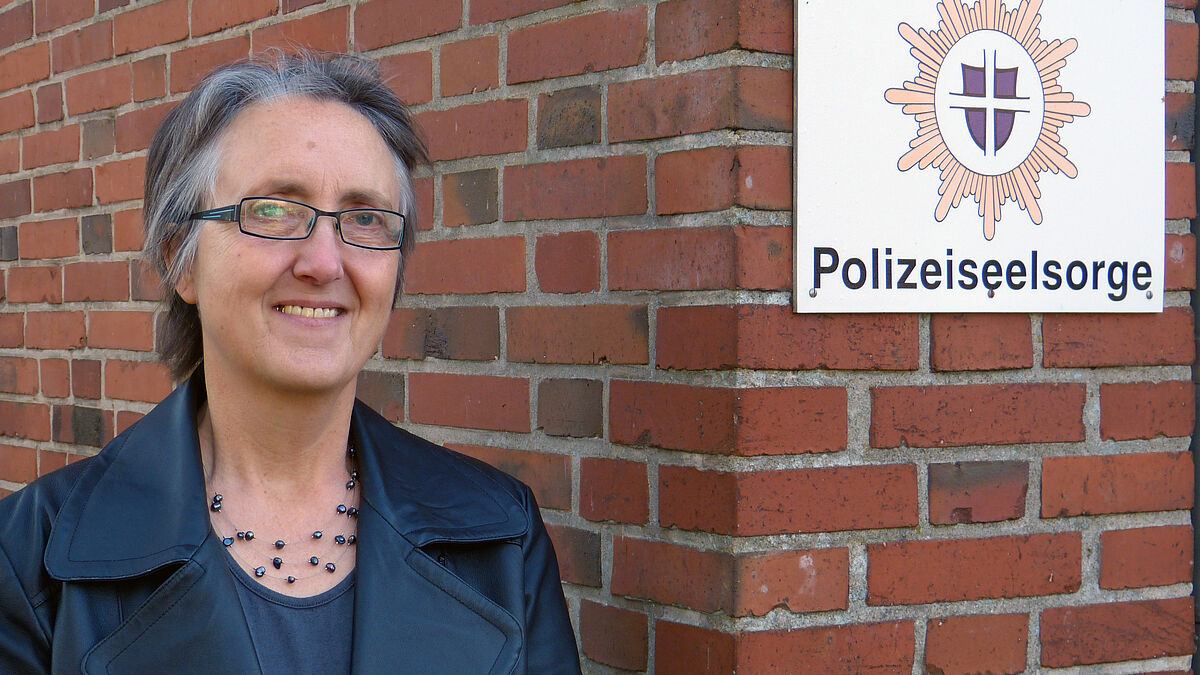 Polizeiseelsorgerin Susanne Hansen. Das Wappen der Polizeiseelsorge folgt Psalm 84: Gott ist Sonne und Schild.
