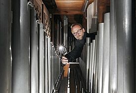 Der Organist der evangelischen St. Petri-Pauli-Kirche in Eisleben, Thomas Ennenbach (50), schaut in der Orgel nach Schimmelspuren. In Martin Luthers Taufkirche wurde bei Sanierungsarbeiten an der Orgel Schimmel gefunden.