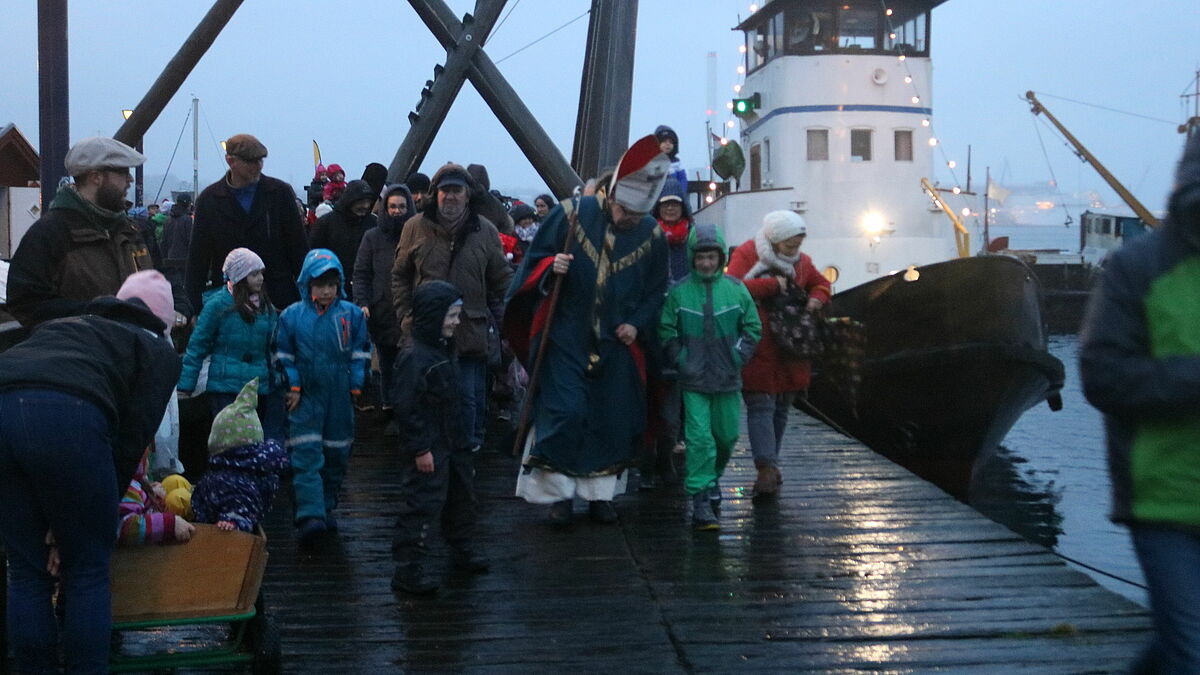 Der Nikolaus auf dem Weg ins Schifffahrtsmuseum, Foto: Wendt/Nordkirche