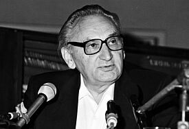 Egon Bahr beim Evangelischen Kirchentag 1988 in Erfurt. Damals äußerte er sich kritisch zu deutschen Wiedervereinigungsträumen. Beide Staaten sollten sich vielmehr über die 'Chancen des Überlebens' verständigen.