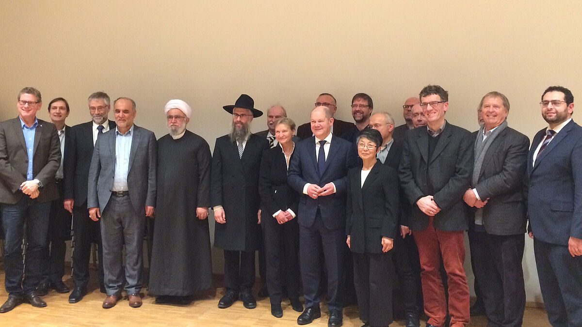 Bürgermeister Olaf Scholz bei einem Treffen mit dem Interreligiösen Forum Hamburg