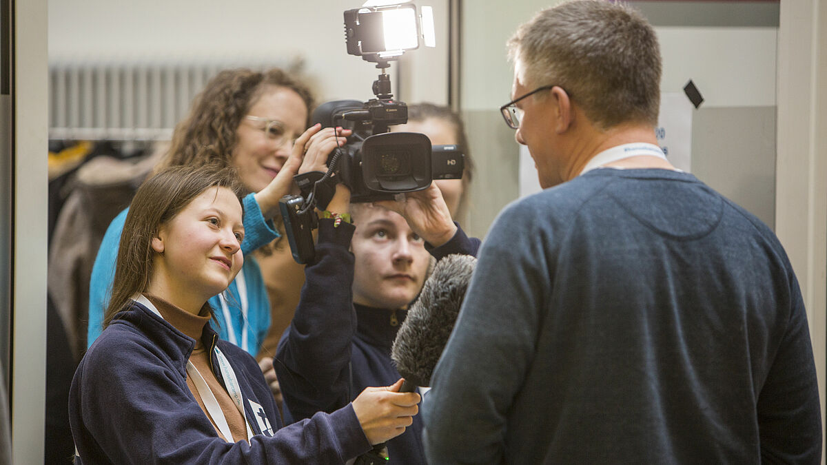 Ein junges Filmteam aus der Kirchengemeinde St. Jürgen in Lübeck begleitet das Hansebarcamp mit der Kamera.
