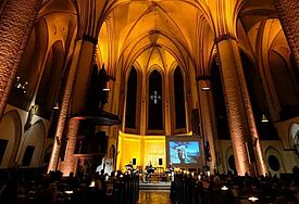 Kirchenraum im Halbdunkel 