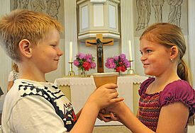 Mädchen und Jungen der dritten Klasse besuchen eine evangelisch-lutherische Kirche in Niedersachsen. (Symbolbild)