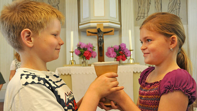 388234 Mädchen und Jungen der dritten Klasse besuchen eine evangelisch-lutherische Kirche in Niedersachsen. (Symbolbild)