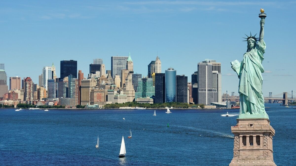 Die Freiheitsstatue vor Manhattan hat schon viele Auswanderer in Amerika begrüßt.