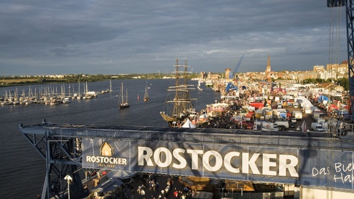 Blick vom Riesenrad auf Hanse Sail und den Rostocker Stadthafen 